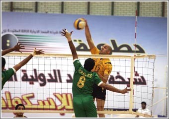 الأزرق يبدأ مواجهاته أمام الإمارات اليوم