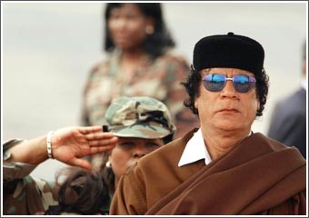 القذافي يرفض الرقص على منصة الفلامينغو لكنه تأثر بالراقصة