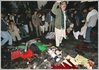 باكستان: هجوم مزدوج يقتل زعيمة المعارضة بينظير بوتو ويُفاقم أزمة مشرف