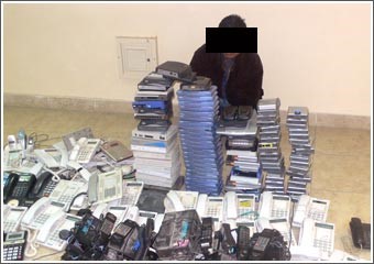ضبط بنغالي يسرق الخطوط الدولية باستخدام 100 جهاز هاتف أرضي