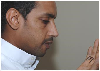 الكويتي أيمن كوبرا: أمتلك أصغر ثعبان في العالم ولا يمكن مشاهدة ملامحه إلا بواسطة الميكروسكوب