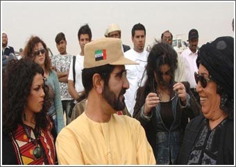 محمد بن راشد آل مكتوم يزور موقع تصوير «صراع على الرمال»