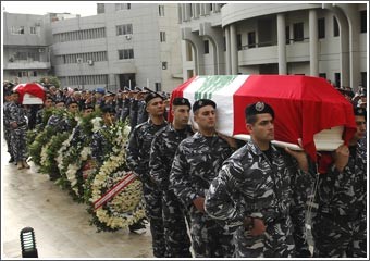 لبنان شيّع شهيدي «الأمن»: دعوات لمواجهة «إمبراطورية الموت والإرهاب»