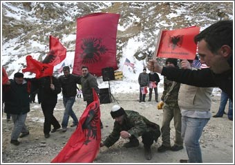 «كوسوڤو» يعلن استقلاله اليوم والصرب يصفون البعثة الأوروبية بـ «الاحتلال»