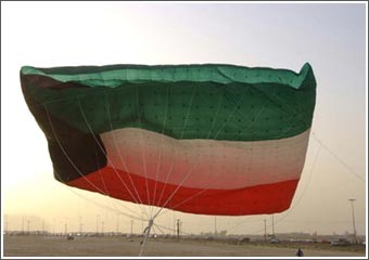 إطلاق أكبر طائرة ورقية بألوان علم الكويت بمساحة 1000 متر مربع