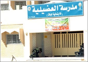 مجهول يضع «صندوق عدّة» أمام مدرسة ابتدائية في غرب الجليب ويترك رسالة تهديد: «سأفجر قنبلة بعد أسبوعين في مكان آخر»