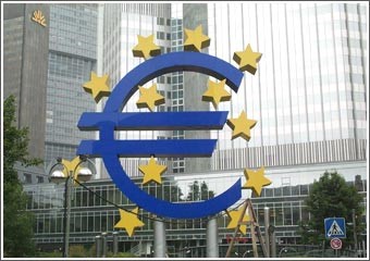 اليورو أكثر المنافسين للأخضر والهزات الاقتصادية الأخيرة زادت بريقه بعد الانخفاض الكبير للدولار والتكهنات بانكماش الاقتصاد الأميركي