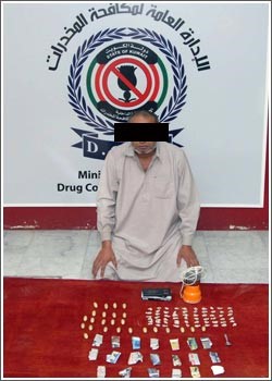 الباكستاني صخر يبيع المخدرات خلف المسجد