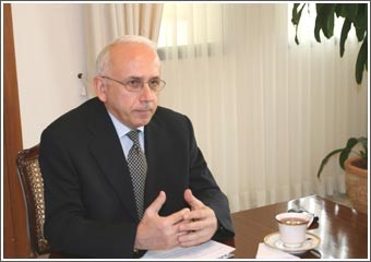 السفير فاكيلي: اعتماد جامعات شمال قبرص التركية قريباً ونرحب بطلبة الكويت والسعودية للدراسة بها
