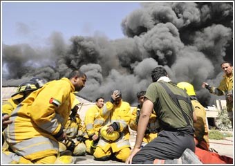 مصرع شخصين وإصابة آخرين في حريق هائل اندلع بمخزن ألعاب نارية «ممنوعة» في دبي