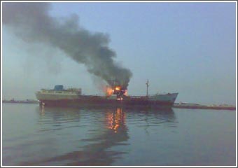 اشتعال ناقلة نفط قديمة أمام ميناء الدوحة و6 فرق إطفاء شاركت في السيطرة على الحريق