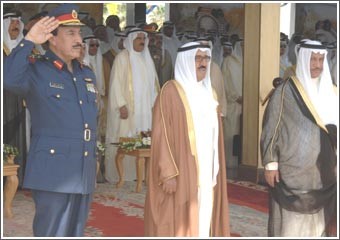 صاحب السمو يرعى حفل تخرج ضباط الجيش في كلية علي الصباح العسكرية