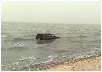 عسكري في الحرس يدخل بسيارته إلى البحر «سكران»
