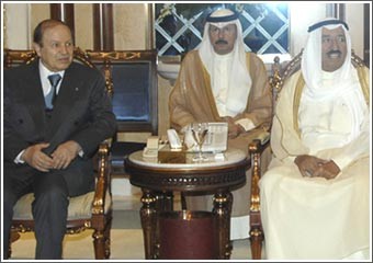 الأمير بحث مع بوتفليقة دعم العلاقات الثنائية والقضايا المطروحة على الساحتين الإقليمية والدولية