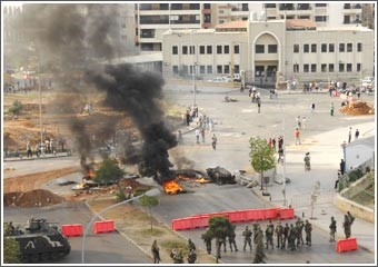 لبنان: إضراب فاشتباكات فعصيان مدني «حتى ترجع الحكومة عن قراراتها»