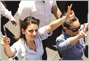 لبنان: الجيش ينزع فتيل الأزمة بـ «إلغاء» قراري الحكومة الخلافيين والمعارضة ترحب وتسحب العناصر المسلحة وتكتفي بالعصيان المدني