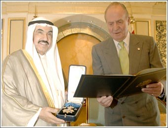 ملك إسبانيا قلد رئيس الوزراء وشاح أمر الاستحقاق المدني