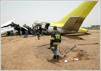 السودان: انفجار جديد في الطائرة المنكوبة يصيب مدير مطار الخرطوم!