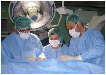 فريق طبي كويتي يزرع مضخة دواء في النخاع الشوكي لمريضة