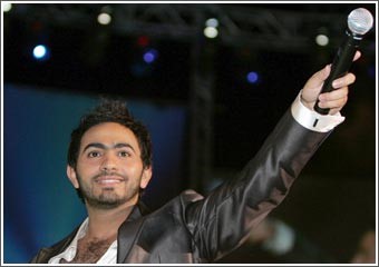 الصحافة المصرية تشن هجوماً على تامر حسني بسبب حلم جمعه بعبدالحليم حافظ