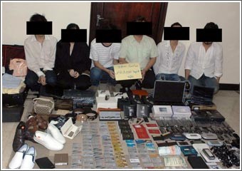 سقوط عصابة ماليزية بجوازات صينية سرقت 200 ألف دينار بواسطة بطاقات ائتمانية مزورة وفطنة مواطن كشفتهم