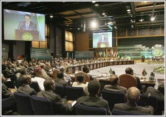 مبارك يدعو إلى موقف أفريقي مشترك من الأزمات العالمية الراهنة