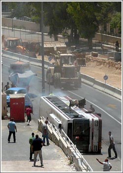 فلسطيني بـ «جرافة» يقتل 4 إسرائيليين ويجرح العشرات بالقدس