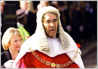كبير قضاة بريطانيا يدعو لاستخدام مبادئ من الشريعة الإسلامية في القوانين باستثناء العقوبات الجسدية