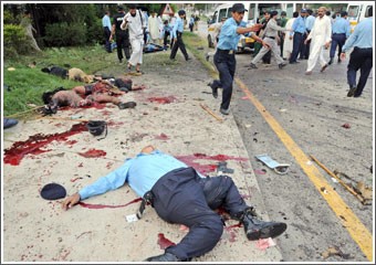 باكستان: انتحاري يقتل ويصيب أكثر من 26 شرطياً في الذكرى الأولى للهجوم على المسجد الأحمر