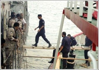 إنقاذ مواطن و3 وافدين انقلب قاربهم قرب «كبر»