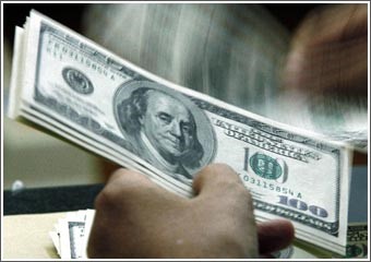 الدولار ينخفض بنسبة 0.5% أمام الين مع تراجع الأسهم وارتفاع النفط