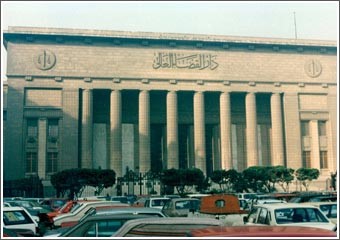 استطلاع: 64% من المصريين يؤيدون جعل الشريعة الإسلامية المصدر الوحيد للتشريع