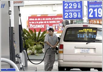 السيارات الكبيرة تتزاحم على طرق الخليج رغم ارتفاع أسعار النفط