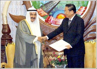 رئيس الوزراء سلّم الرئيس اللاوي رسالة من الأمير حول تعزيز التعاون بين البلدين في جميع المجالات