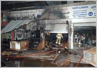 حريق بـ«شبهة تعمد» بمنطقة السالمية والنيران تلتهم 3 محلات نجارة في الشويخ