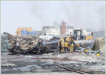 إصابة 4 إطفائيين في حريق مصنع بلاستيك