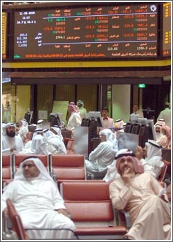 متداولون: التطورات السياسية والاكتتابات «الجامبو» تلقي بظلالها السلبية على البورصة