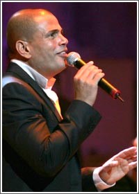 عمرو دياب ينجو من السقوط في الأردن ويكشف عن غنائه بالخليجي