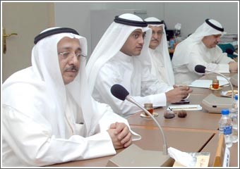 «حقوق الإنسان»: تحديد سقف رواتب العمالة وتعديل عقود العمل