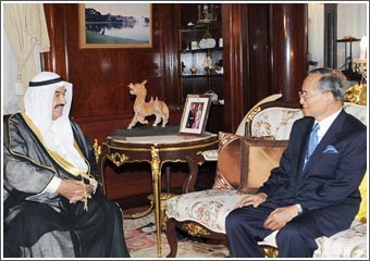 رئـيس الــوزراء سلم ملك تايلند رسالة مــن الأمير حــول سبل تعزيز العـلاقـات الثنائية بـين البلدين