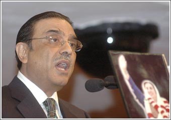زرداري طالب البرلمان بتقليص صلاحيات الرئاسة وتعهد بعدم السماح لأي دولة بانتهاك أراضي باكستان