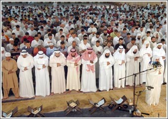 20 ألف مُصلٍّ أحيوا الليلة الأولى من العشر الأواخر بالمسجد الكبير