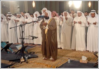 30 ألفاً أحيوا الليلة الثانية من العشر الأواخر في المسجد الكبير