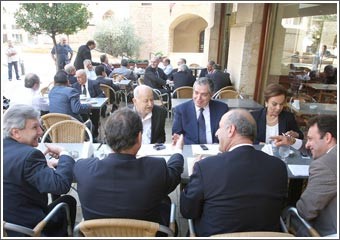 «المعارضة» تجدد المطالبة بتوسيع طاولة الحوار وفرنجية وكرامي يثيران الشكوك حول مصالحة جعجع