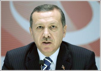أردوغان يتهم المحكمة بتجاوز صلاحياتها ودعوات لتعديلات دستورية للحدّ من نفوذها