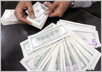 «الوطني»: الدولار يحافظ على قوته ويستعيد بعض خسائره إثر قرار تخفيض الفائدة