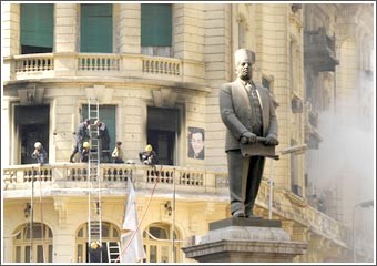 حريق يلتهم مكتب حزب الغد المصري