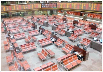 الحكم بتعليق التداول في البورصة ينقذها مؤقتاً من التدهور.. ولكن ماذا بعد؟