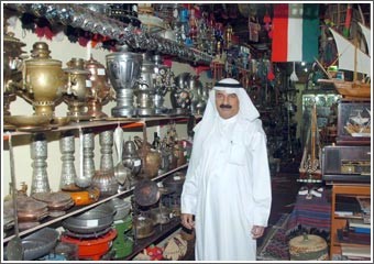 بدر بارون أحال منزله في العدان إلى متحف شخصي ويؤكد: سوق الجمعة يعتبر كنزاً حقيقياً لهواة التحف