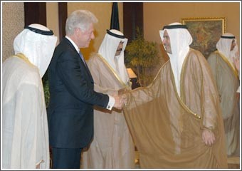 الرئيس الأميركي السابق بيل كلينتون وصل الكويت في ضيافة ندوة «الوطني»